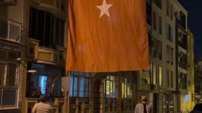 ŞEHİDİN BABA OCAĞINA TÜRK BAYRAĞI ASILDI İzmir’in Bornova ilçesinde kazada