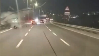 Mehmet Kaan KURT/İSTANBUL, – KAĞITHANE’de, aynı yönde ilerleyen 2 otomobil