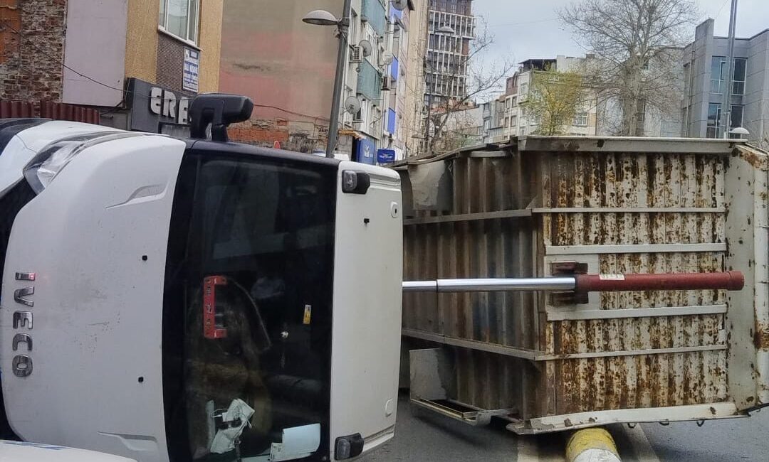 Doğan Can CESUR / İSTANBUL, – KAĞITHANE’de sürücüsünün inşaat demiri