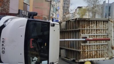 Doğan Can CESUR / İSTANBUL, – KAĞITHANE’de sürücüsünün inşaat demiri