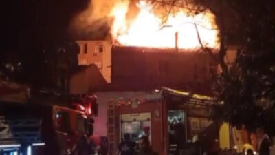 Mehmet Kaan KURT/İSTANBUL, – KARTAL’da, 3 katlı binanın çatısı alev