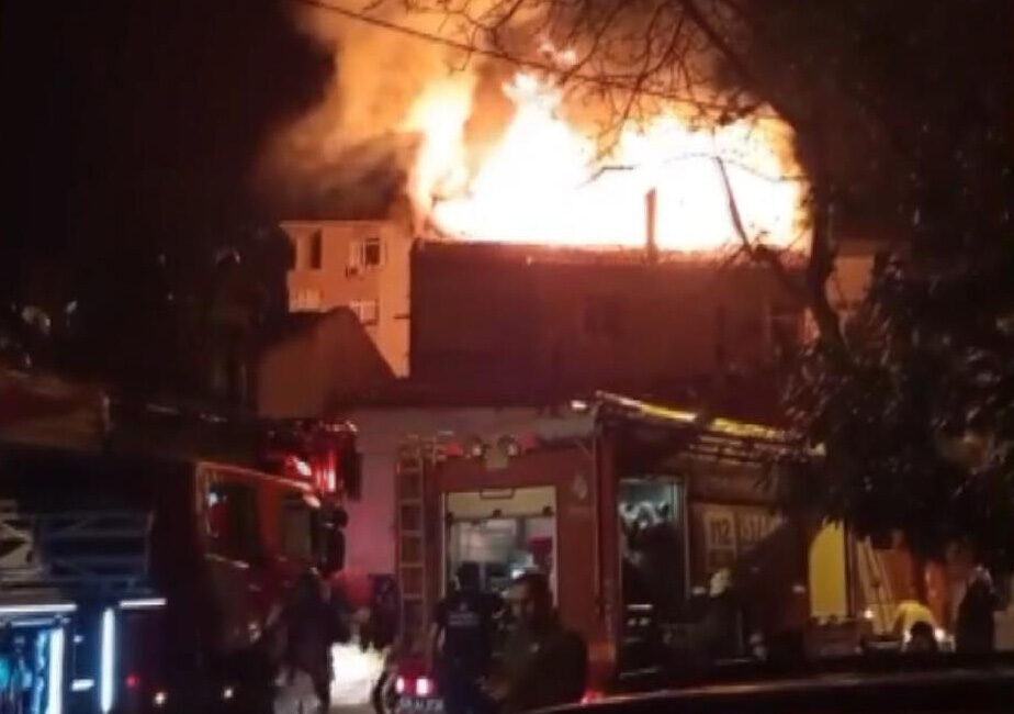 Mehmet Kaan KURT/İSTANBUL, – KARTAL’da, 3 katlı binanın çatısı alev