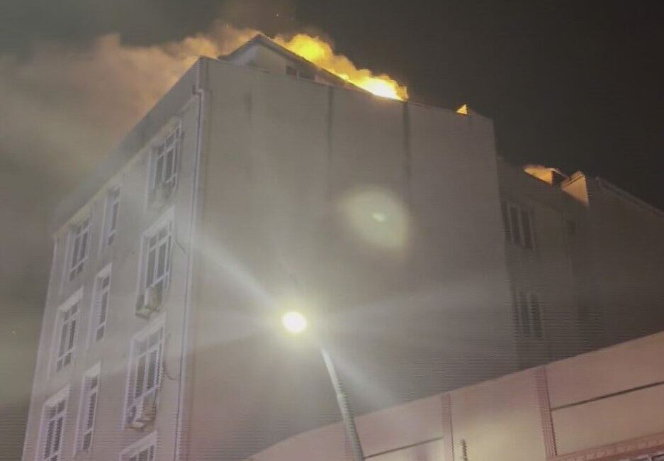 Soner HASIRCIOĞLU/İSTANBUL, – KÜÇÜKÇEKMECE’de 5 katlı otelin teras katında çıkan