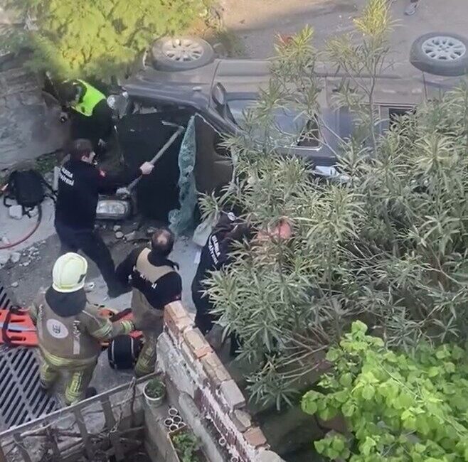 Esra TÜRKER/BURSA, -BURSA’da merdivenlerden düşerek yan yatan hafif ticari araçtaki