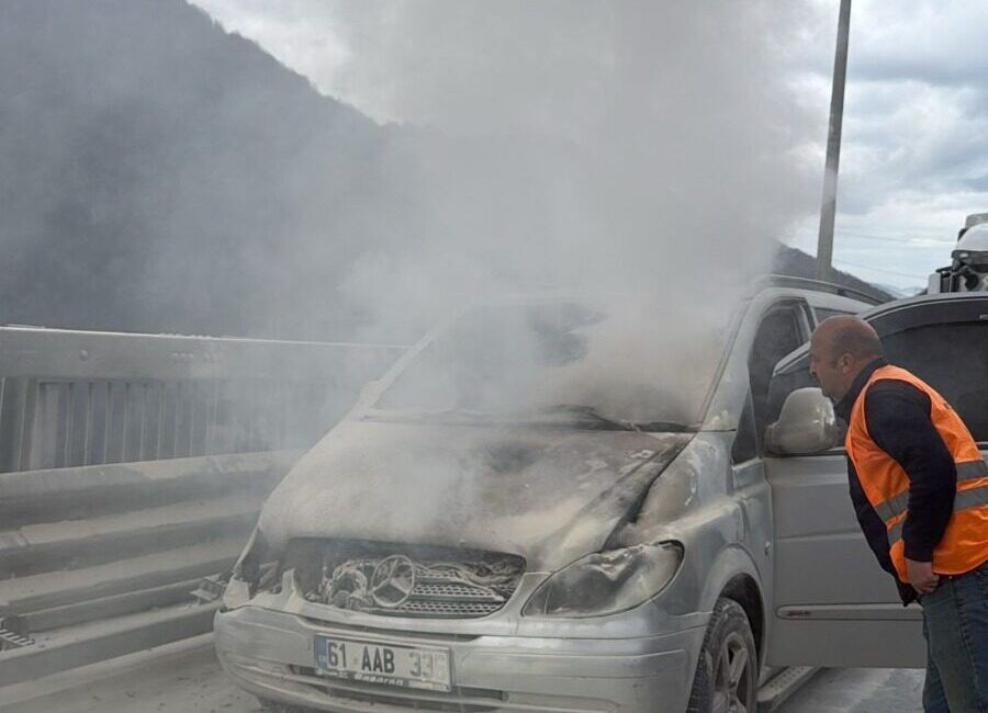 Zübeyde ÖZMEN/BOLU, – BOLU’da, motor kısmından alev alan minibüs, kullanılamaz