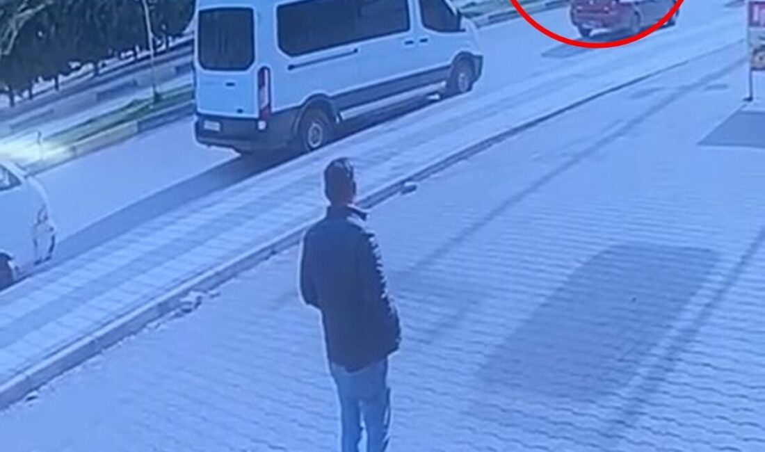 Esat TAŞTEKİN/ERGANİ (Diyarbakır), -DİYARBAKIR’ın Ergani ilçesinde otomobil, kaldırımda yürüyen Ali