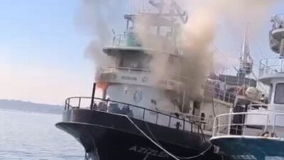 Doğan Can CESUR / İSTANBUL, – Sarıyer Sahili’nde demirli balıkçı