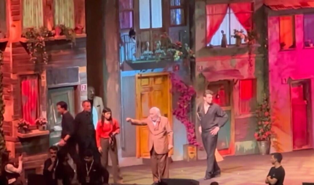 İSTANBUL, – TİYATROCU Müjdat Gezen, bu akşam sahnelenmesi beklenen ‘Gırgıriye