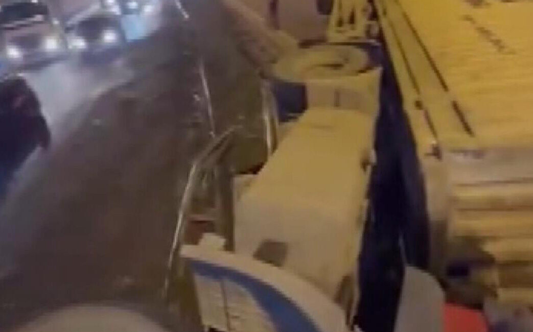 İSTANBUL, – TUZLA, TEM Otoyolu’nda bariyerlere çarpan TIR devrildi. Kazanın