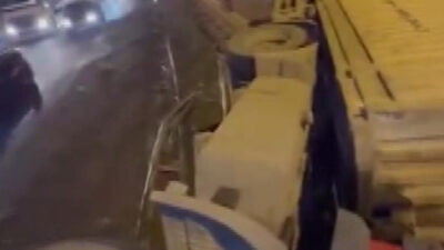 İSTANBUL, – TUZLA, TEM Otoyolu’nda bariyerlere çarpan TIR devrildi. Kazanın
