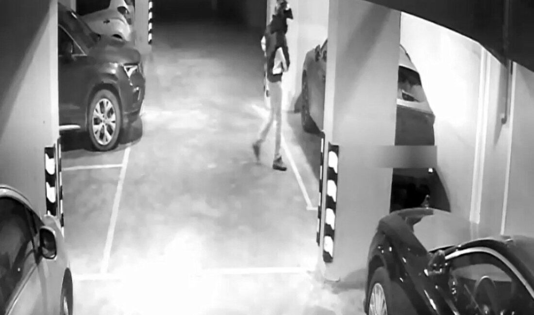 Ali AKSOYER İSTANBUL, – ÜMRANİYE’de otoparkta park halinde bulunan otomobilden