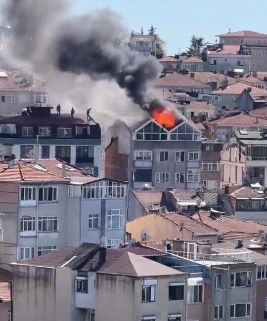 İsa ALMAÇAYIR/İSTANBUL, – ÜSKÜDAR’da 5 katlı binanın çatısından izolasyon çalışması