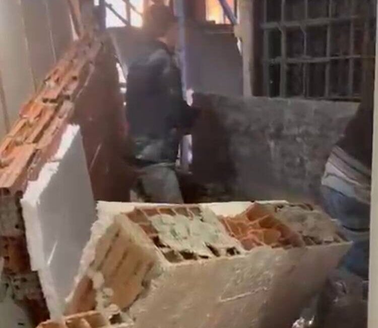 Baran AKKAYA/İSTANBUL, -ZEYTİNBURNU’nda bir inşaatta yapılan beton dökme işlemi sırasında