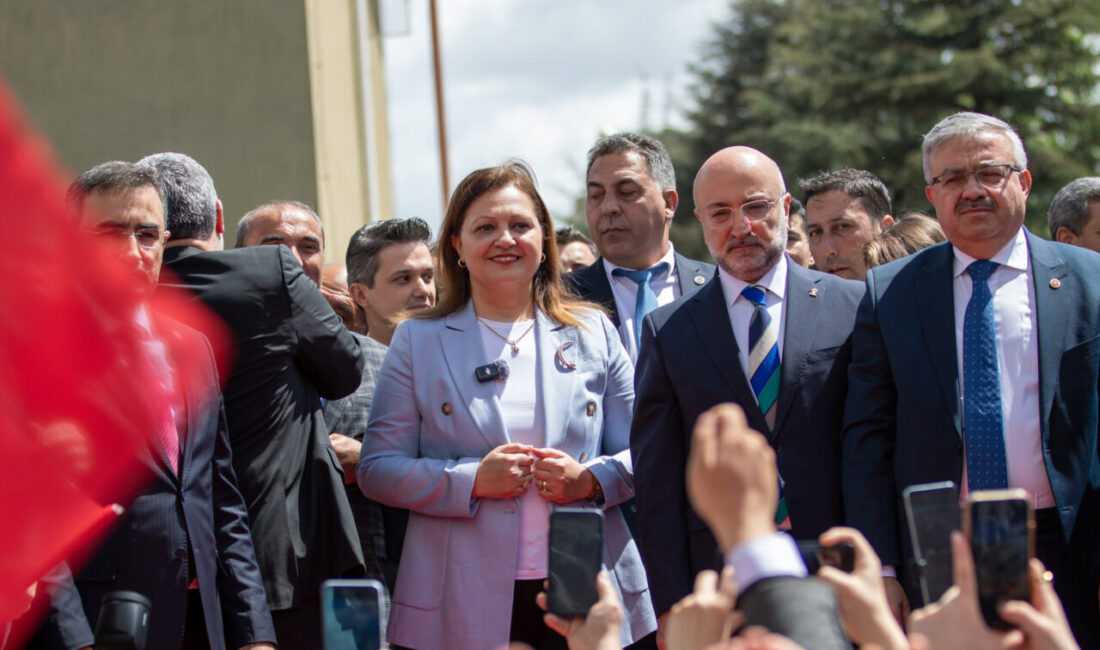 Kadir KAPLAN/AFYONKARAHİSAR, – AK Parti’ye katılan Afyonkarahisar Belediye Başkanı Burcu