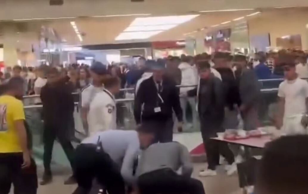 Samet ÖKSÜZ/ ANKARA, – ANKARA’nın Yenimahalle ilçesinde bir alışveriş merkezinin