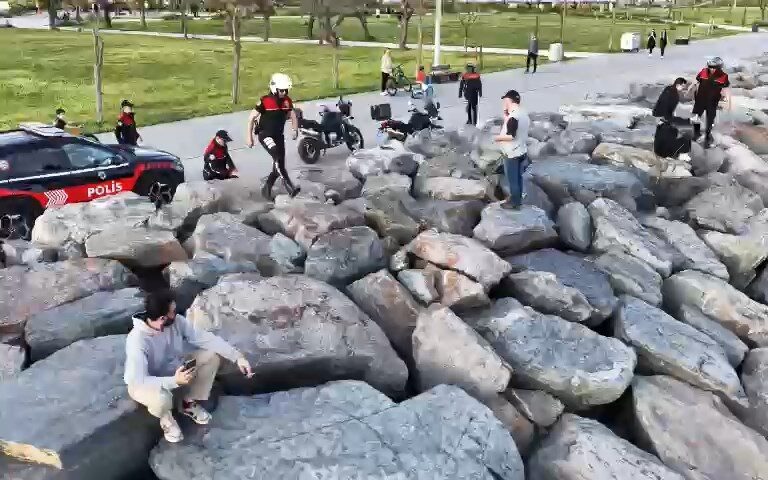İhsan DÖRTKARDEŞ/İSTANBUL, – AVCILAR sahilinde dron destekli uyuşturucu denetimi yapıldı.