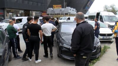 Özgür EREN / İSTANBUL, – BAĞCILAR’da park halindeki otomobilin bagajında