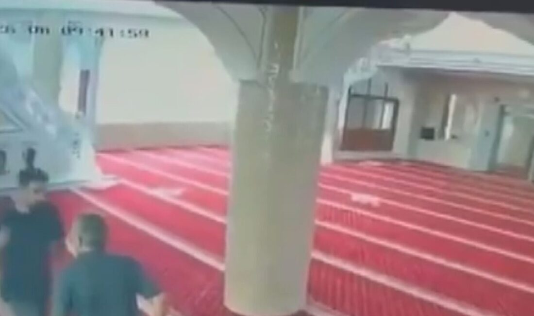 Baran AKKAYA/İSTANBUL, – BAHÇELİEVLER’de cami imamı, temizlik yaptığı sırada yumruklu