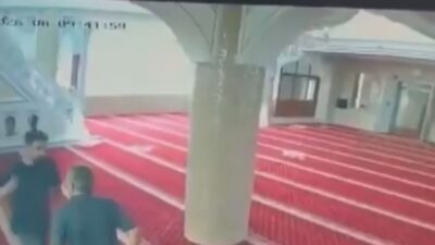 Baran AKKAYA/İSTANBUL, – BAHÇELİEVLER’de cami imamı, temizlik yaptığı sırada yumruklu