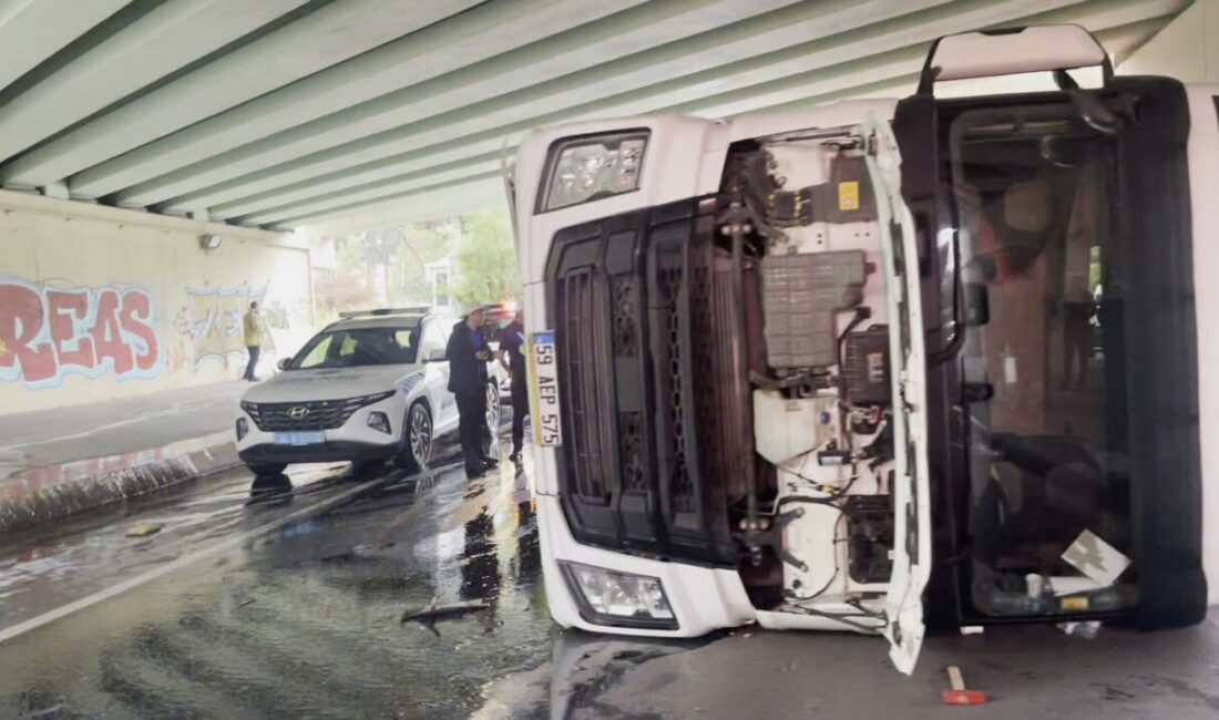 Özgür EREN-Baran AKKAYA/İSTANBUL, – BAKIRKÖY’de üst geçide çarpan TIR devrildi.
