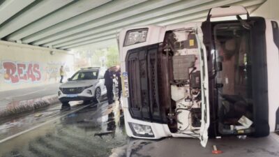 Özgür EREN-Baran AKKAYA/İSTANBUL, – BAKIRKÖY’de üst geçide çarpan TIR devrildi.