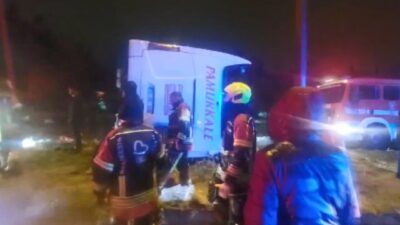 Zeki KARADENİZ/BANDIRMA (Balıkesir), – BALIKESİR’in Bandırma ilçesinde şoförünün direksiyon hakimiyetini