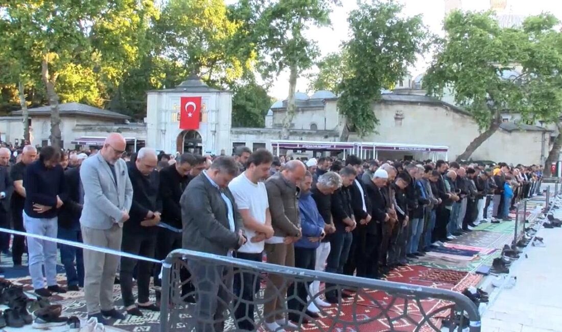 Mehmet Kaan KURT/İSTANBUL, – BAYRAM namazı, Eyüpsultan Camii’nde çok sayıda