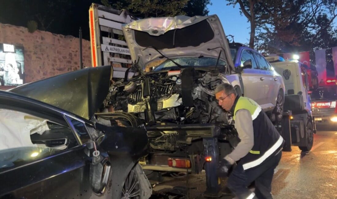 Soner HASIRCIOĞLU/İSTANBUL, – BEŞİKTAŞ’ta seyir halindeki iki otomobil kafa kafaya