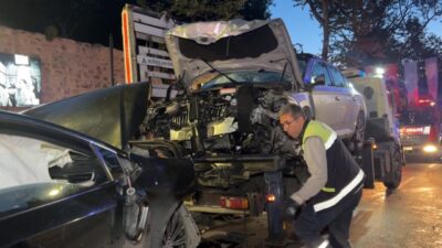 Soner HASIRCIOĞLU/İSTANBUL, – BEŞİKTAŞ’ta seyir halindeki iki otomobil kafa kafaya