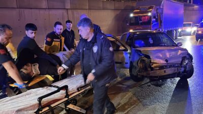 Hüseyin SEZGİN/BURSA, – BURSA’nın Yıldırım ilçesinde bariyerlere çarpan otomobilin sürücüsü