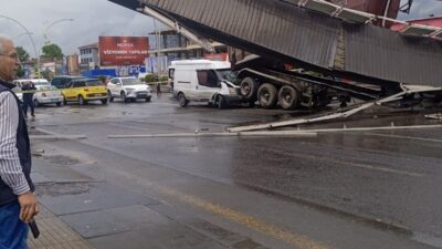 Mehmet Gökhan HAKBİLİR/ANKARA, – ANKARA’da, damperi açık kalan kamyon, yaya