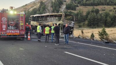 Ramazan ÇETİN/DENİZLİ, – DENİZLİ’nin Sarayköy ilçesinde yolcu otobüsünün bariyerlere çarparak
