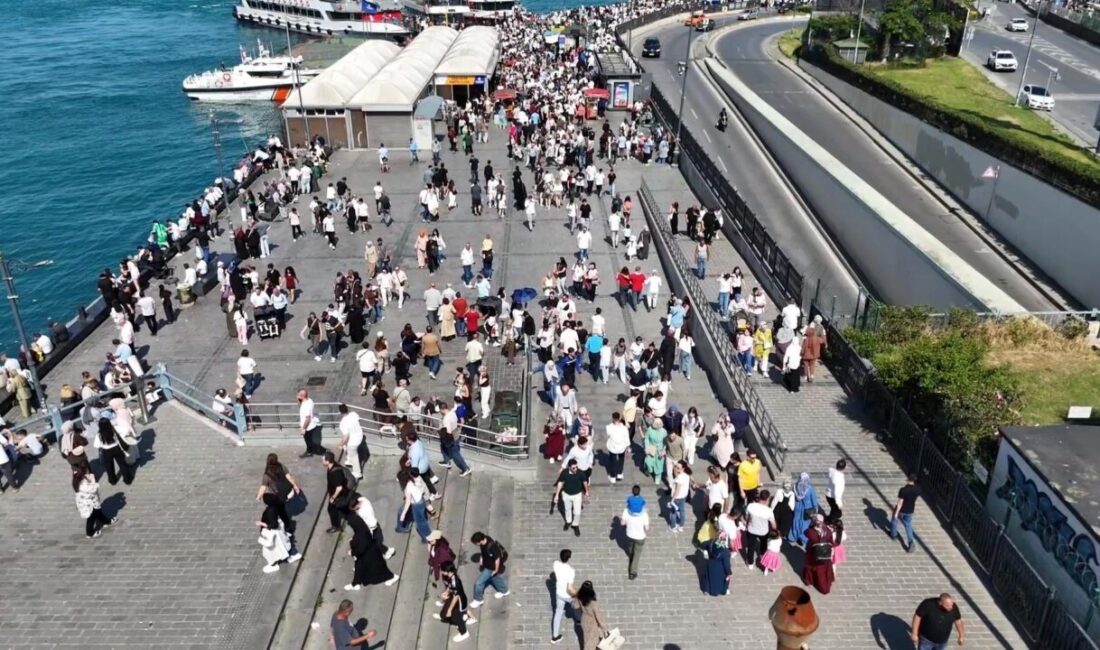 Emre KURT/İSTANBUL Kurban Bayramı tatilini İstanbul’u gezerek geçirmek isteyenler Eminönü’ne