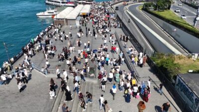 Emre KURT/İSTANBUL Kurban Bayramı tatilini İstanbul’u gezerek geçirmek isteyenler Eminönü’ne