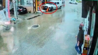 Yiğithan HÜYÜK/BURSA, – BURSA’da hafif ticari araç, yol kenarında bekleyen