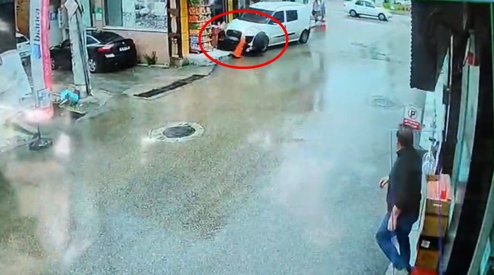 Yiğithan HÜYÜK/BURSA, – BURSA’da hafif ticari araç, yol kenarında bekleyen