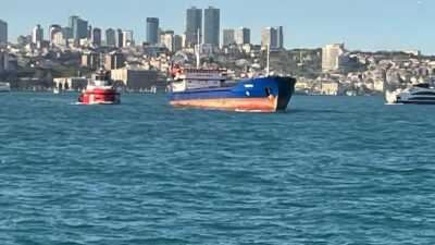 İSTANBUL, – İSTANBUL Boğazı’ndan geçiş yapan Panama bayraklı ‘Queen Bee’