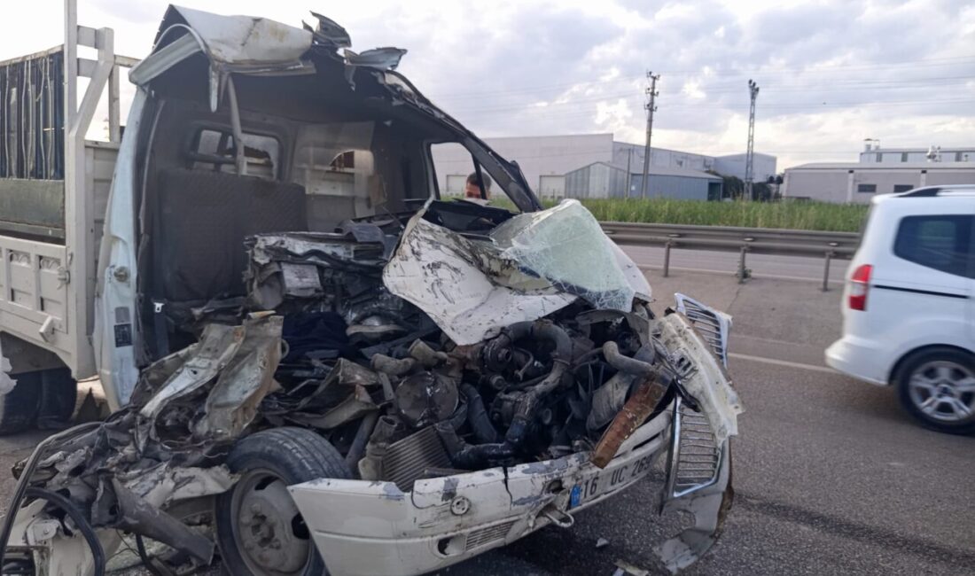 Yasin KESKİN/ KARACABEY(Bursa), – BURSA’nın Karacabey ilçesinde, kamyonetin TIR’a arkadan