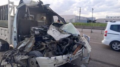 Yasin KESKİN/ KARACABEY(Bursa), – BURSA’nın Karacabey ilçesinde, kamyonetin TIR’a arkadan