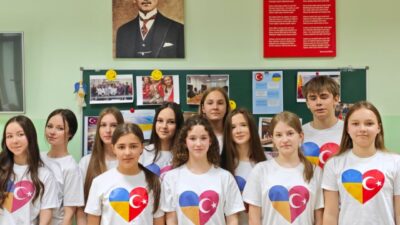 Kübra SONKAYA-Emirhan YÜZÜGÜLDÜ/UKRAYNA, – UKRAYNA’nın başkenti Kiev’de Ukraynalı öğrencilere Türk