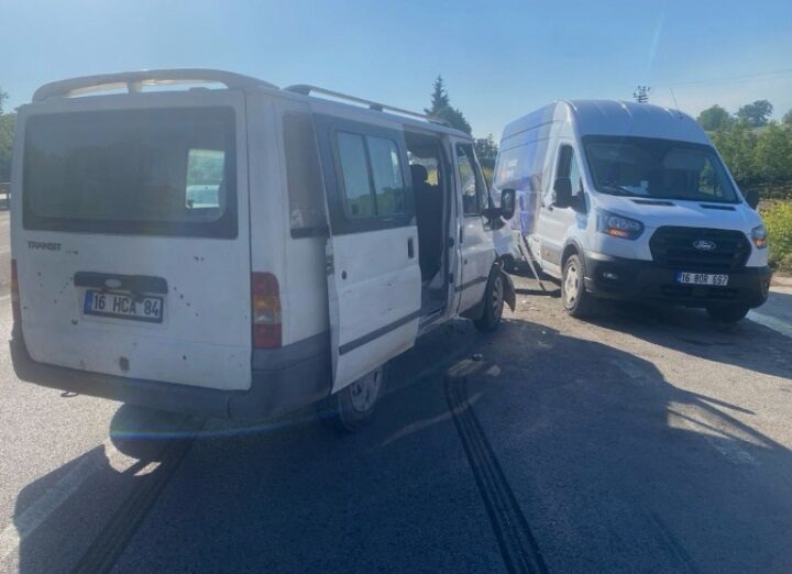 Yavuz YILMAZ/İNEGÖL (Bursa), – BURSA’nın İnegöl ilçesinde iki minibüsün çarpıştığı