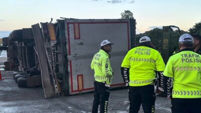 Mert ORDU/İSTANBUL, – PENDİK TEM Otoyolu’nda şoförünün direksiyon hakimiyetini kaybettiği