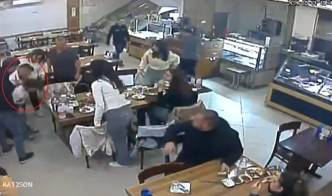 BURSA, – BURSA’da restoran çalışanı, ailesi ile birlikte yemek yerken