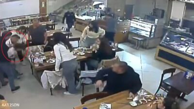 BURSA, – BURSA’da restoran çalışanı, ailesi ile birlikte yemek yerken
