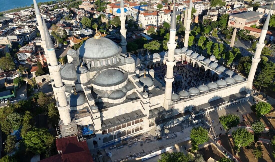 Emre KURT/İSTANBUL, – BAYRAM namazını kılmak isteyen vatandaşlar sabahın erken