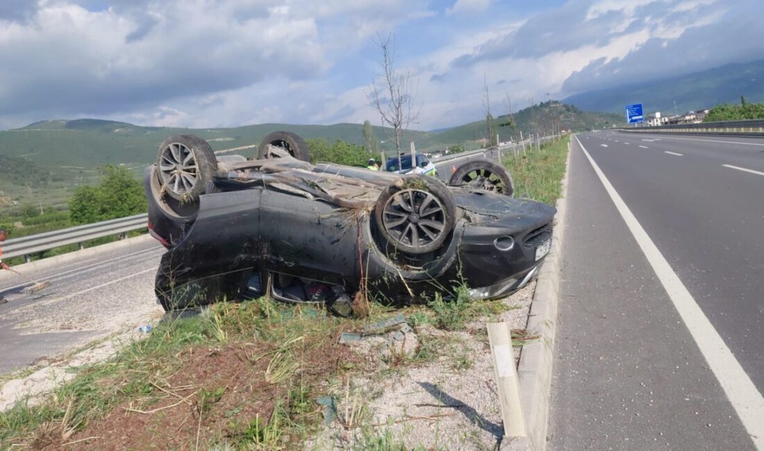 Semih TÜRKER/İZNİK (Bursa), – BURSA’nın İznik ilçesinde takla atan otomobildeki