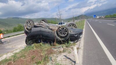 Semih TÜRKER/İZNİK (Bursa), – BURSA’nın İznik ilçesinde takla atan otomobildeki