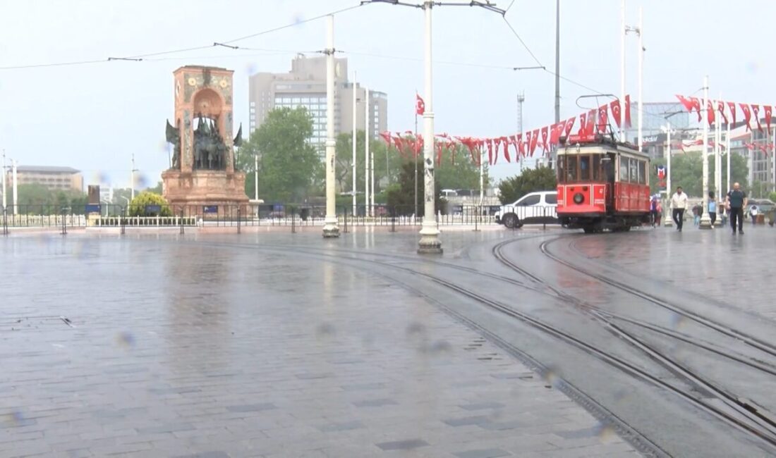 Hasan YILDIRIM / İSTANBUL, İSTANBUL’da sabah saatlerinde aniden bastıran yağmura