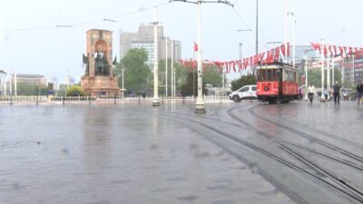 Hasan YILDIRIM / İSTANBUL, İSTANBUL’da sabah saatlerinde aniden bastıran yağmura