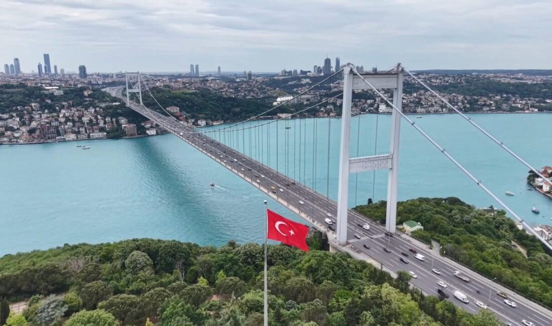 Mert ORDU / İSTANBUL, – TURKUAZ renge bürünen İstanbul Boğazı
